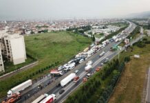 TEM’de devrilen kamyon Ankara yönünü trafiğe kapattırdı!