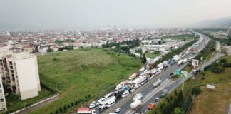 TEM’de devrilen kamyon Ankara yönünü trafiğe kapattırdı!