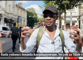 İstiklal Caddesi’nde dolaşan Ugandalı müzisyen Kaggwa; “Türkler nerede bilmiyorum. Belki de çalışıyorlardır.”