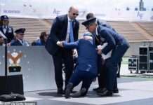 Biden ‘sahneden’ düştü!