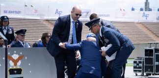 Biden ‘sahneden’ düştü!