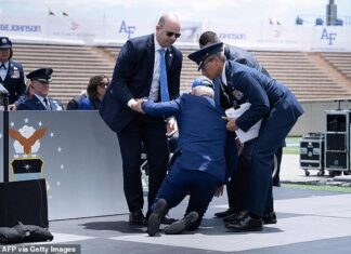 Biden ‘sahneden’ düştü!