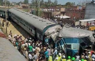 📽️Hindistan’da tren kazası; ilk belirlemelere göre 50 kişi öldü