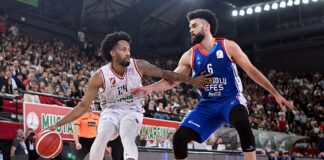 Anadolu Efes final serisinde Karşıyaka karşısında öne geçti.