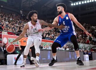 Anadolu Efes final serisinde Karşıyaka karşısında öne geçti.