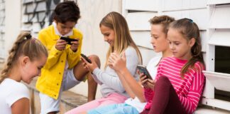 Fransa’da sosyal medya kullanımında 15 yaş atına veli izni şartı getitildi