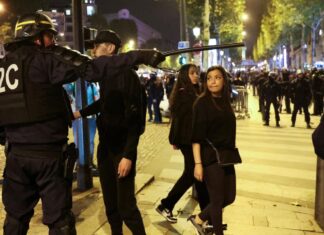 Fransa’da Paris’teki Şanzelize Caddesi’nden turistler dahil herkes tahliye ediliyor