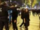 Fransa’da Paris’teki Şanzelize Caddesi’nden turistler dahil herkes tahliye ediliyor