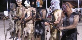 2 Asırdır kurban edilen hayvanlardan geriye kalanlarla kostüm yapıp giyiyorlar!