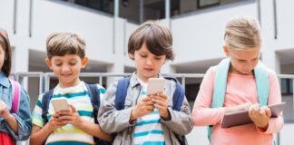 Hollanda’da ortaokul ve liselerde cep telefonu Ocak 2024 itibarıyla yasaklanıyor