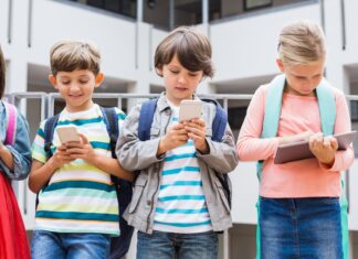 Hollanda’da ortaokul ve liselerde cep telefonu Ocak 2024 itibarıyla yasaklanıyor
