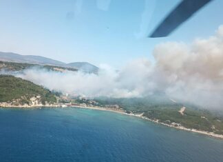 İzmir Aliağa ve Menderes’te orman yangını; Vatandaşlar deniz yoluyla tahliye ediliyor.