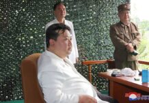 Kim Jong Un, katlanabilir akıllı telefon kullanıyor!