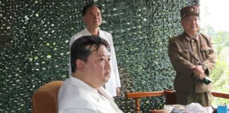 Kim Jong Un, katlanabilir akıllı telefon kullanıyor!