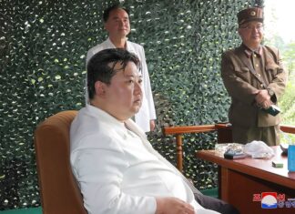 Kim Jong Un, katlanabilir akıllı telefon kullanıyor!