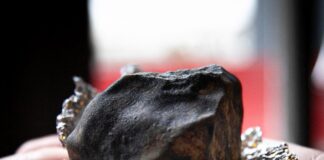 Hayat bu herşey olabilir… Evinde kahve içerken göğüs kafesine gök taşı çarptı!