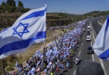 İsrail’de hükümetin yargı düzenlemesine karşı binlerce kişi Tel Aviv’den Batı Kudüs’e yürüyor.