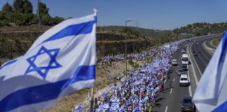 İsrail’de hükümetin yargı düzenlemesine karşı binlerce kişi Tel Aviv’den Batı Kudüs’e yürüyor.