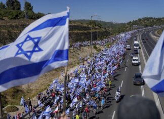 İsrail’de hükümetin yargı düzenlemesine karşı binlerce kişi Tel Aviv’den Batı Kudüs’e yürüyor.