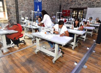 İzmir’de kadınların hizmet verdiği “Adettendir üretiyoruz” atölyesi üretime başladı