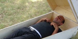 ‘Sahibinden satılık az kullanılmış tabut’!