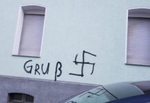 Almanya’da camiye gamalı haç çizdiler