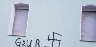 Almanya’da camiye gamalı haç çizdiler