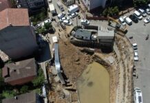Sarıyer’de yol çöktü… Çevredeki binalar tahliye edildi.
