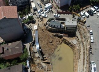 Sarıyer’de yol çöktü… Çevredeki binalar tahliye edildi.