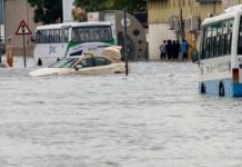 Çöl ikliminin hakim olduğu Birleşik Arap Emirlikleri’nde şiddetli yağış hayatı felç etti