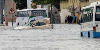 Çöl ikliminin hakim olduğu Birleşik Arap Emirlikleri’nde şiddetli yağış hayatı felç etti