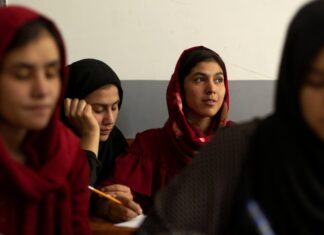 Afganistan’da 10 yaşından büyük kız çocuklarına okul yasak!