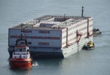 📽️ İngiltere’de ilk mülteci grubu, tartışmalı ‘toplama kampı’ gemiye yerleştirildi