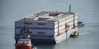 📽️ İngiltere’de ilk mülteci grubu, tartışmalı ‘toplama kampı’ gemiye yerleştirildi