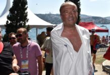 İki kolu olmayan Avcılar Belediye Başkanı Turan Hançerli, İstanbul Boğazı’nı üçüncü kez yüzerek geçti.