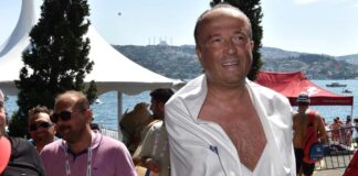 İki kolu olmayan Avcılar Belediye Başkanı Turan Hançerli, İstanbul Boğazı’nı üçüncü kez yüzerek geçti.