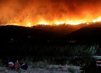 Çanakkale’de orman yangını etkisini artırıyor, alevler yeniden yükselmeye başladı.