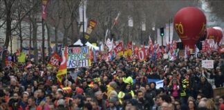 Fransa’da kitlesel protestolara neden olan tartışmalı emeklilik reformu yürürlüğe girdi.