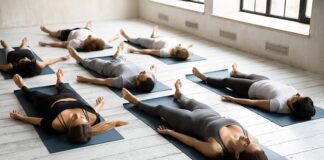 Yerde hareketsiz yatan yoga öğrencilerini ölü insanlar sanıp polise ‘toplu cinayet’ ihbarı yaptı!