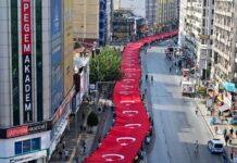 📽️ 9 Eylül… İzmir kendisi kadar ‘büyük’ Türk bayrağıyla yürüdü!