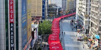 📽️ 9 Eylül… İzmir kendisi kadar ‘büyük’ Türk bayrağıyla yürüdü!