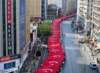 📽️ 9 Eylül… İzmir kendisi kadar ‘büyük’ Türk bayrağıyla yürüdü!