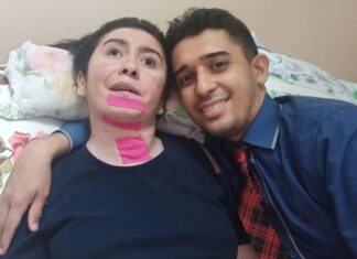 Bir Koca, Bitkisel Hayattaki Karısına Bakmak İçin Tüm Hayatını Feda Etti