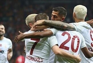 Galatasaray, sahasında konuk ettiği ligin yeni ekibi Samsunspor’u, mağlup ederek maç fazlasıyla liderlik koltuğuna oturdu.