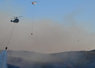 İzmir’de orman yangınına müdahale eden helikopter baraja düştü: 1 personel kurtarıldı, 3’ü aranıyor