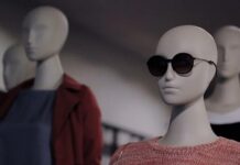 Cansız manken taklidiyle AVM’de kaldı, kapanınca bir çok iş yerini soydu!