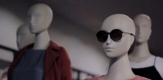 Cansız manken taklidiyle AVM’de kaldı, kapanınca bir çok iş yerini soydu!