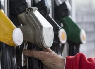 Motorine 2 lira 23 kuruş zam geldi;.Zam pompa satış fiyatlarına yansırken, litre fiyatı 40 TL’ye dayandı.