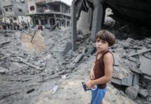 Gazze’de, İsrail saldırılarında vurulan çocukları bulmak için avuçlarına adları yazılıyor