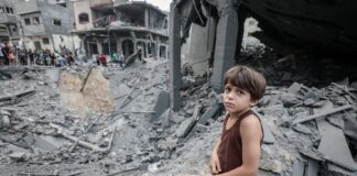 Gazze’de, İsrail saldırılarında vurulan çocukları bulmak için avuçlarına adları yazılıyor